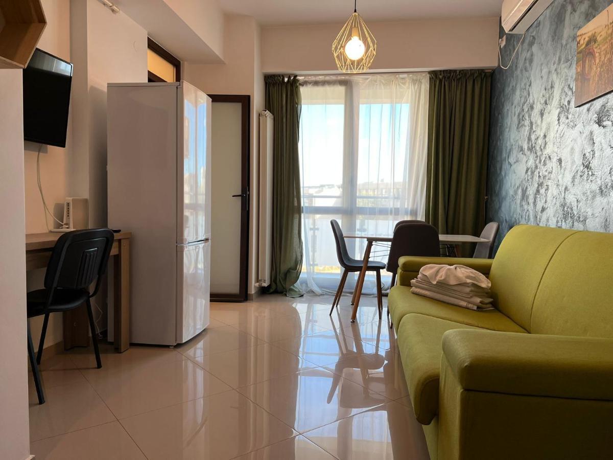 Apartment & By Glam At Lazar Towers *